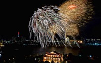 Bắn pháo hoa tầm thấp trên sông Sài Gòn tại Lễ hội sông nước