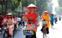 Người dân Hà Nội và du khách nước ngoài đạp xe, diễu hành áo dài chào mừng Quốc khánh