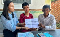 Trao tiền giúp các hoàn cảnh khó khăn ở Bình Định