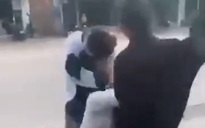 Quảng Bình: Điều tra vụ 2 phụ nữ lạ mặt đánh nữ sinh trước cổng trường