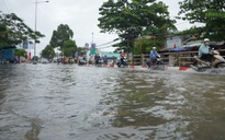 Triều cường và mưa lớn gây ngập nhiều tuyến đường trung tâm Cần Thơ
