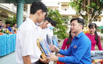 Bí thư T.Ư Đoàn Nguyễn Minh Triết dự lễ khai giảng, trao học bổng tại Vĩnh Long