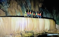 'Sốc' cảnh đoàn người dẫm đạp lên thạch nhũ trong hang mới phát hiện ở Quảng Bình