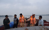 Bắt giữ 2 tàu hút cát trái phép trên sông Hồng