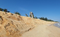 Một bãi biển đẹp ở Quảng Bình bị xâm thực mạnh