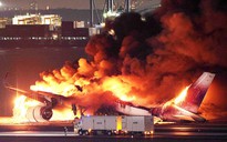 Chùm ảnh: Máy bay bốc cháy dữ dội, 379 người thoát nạn trong gang tấc