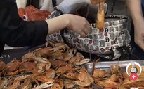 Hà Nội: Nhóm khách ăn buffet rồi nhét 10 kg hải sản vào túi mang về