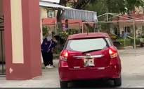 Trời giá rét, học sinh phải đứng ở cổng chào giáo viên lái ô tô vào trường