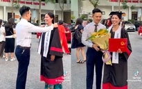 Mẹ hạnh phúc khi được con trai khoác áo cử nhân trong lễ tốt nghiệp