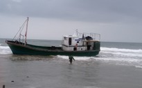 'Tàu lạ' không người lái dạt vào bờ biển Quảng Trị