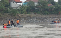 'Người nhái' lặn xuống sông Hồng, tìm kiếm nạn nhân vụ sập cầu Phong Châu