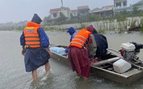 Quảng Bình: Dùng xuồng máy chở thai phụ chuyển dạ từ vùng ngập lụt đến bệnh viện