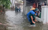 Ngày Đà Nẵng mưa ngập, dân 'rốn lũ' dậy sớm khăn gói đi sơ tán