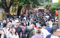 Hàng trăm ngàn du khách đổ về, phố cổ Hội An chật kín
