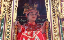 Rước kiệu 'nữ tướng' 11 tuổi tại hội Gióng