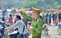 Hỗn loạn cảnh 'xe ôm' tranh giành, chèo kéo khách tại chùa nghìn tuổi ở Hà Nam