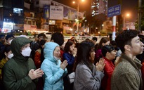 Người dân đứng tràn ra đường vái vọng cầu an, giải sao xấu ở chùa Phúc Khánh