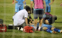 Cựu cầu thủ U.23 Hà Minh Tuấn gặp chấn thương nặng trên sân Hòa Xuân 
