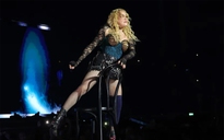 Madonna ngã trên sân khấu trong đêm diễn Celebration Tour ở Seattle