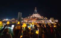Trăm ngàn du khách đến dự lễ dâng đăng lớn nhất trên đỉnh Bà Đen