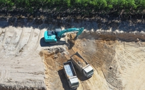 'Xẻ thịt' đồi đất ven hồ sông Dinh (Bình Thuận): Mở đường xuyên rừng khai thác cát lậu