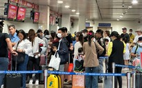 Trưa nay 24 tháng chạp: Đông nghẹt người ở sân bay Tân Sơn Nhất về quê ăn tết sớm