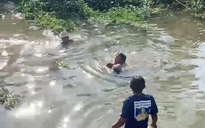Cán bộ công an xã cứu bé trai bị đuối nước
