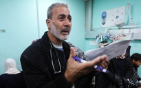 Bác sĩ Palestine trải qua cảnh bị Israel gông cùm, bịt mắt suốt 45 ngày