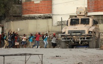 Bạo lực bùng phát ở Haiti, thủ lĩnh băng nhóm đòi lật đổ thủ tướng