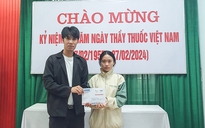 Trao tiền bạn đọc giúp đỡ em Diệu Linh