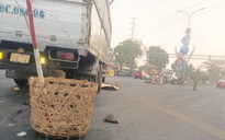 Tai nạn xe máy với xe tải ở Bình Chánh, 2 phụ nữ lớn tuổi tử vong