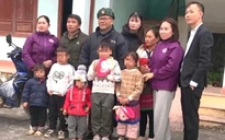 Chở vợ cùng 5 con nhỏ từ Điện Biên xuống Hà Nội xin việc, được 'ông bụt' giúp đỡ