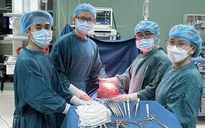 Phẫu thuật cắt bỏ khối u xơ tử cung nặng 2,7 kg