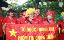CĐV dùng son vẽ Quốc kỳ, dự đoán Việt Nam thắng 2-0, Indonesia dùng súng kiểm soát an ninh