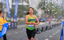 ‘Nữ hoàng chân đất’ Phạm Thị Bình thắng giải marathon quốc tế tại Đà Nẵng