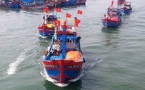 Khí thế đoàn tàu rời cảng cá Đà Nẵng sau lễ hội cầu ngư