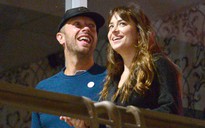 Mỹ nhân '50 sắc thái' đính hôn với giọng ca nhóm Coldplay