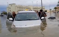Cận cảnh Dubai hứng mưa lớn lịch sử, chỉ một ngày gần bằng hai năm
