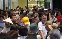 Hàng nghìn du khách chen nhau mua vé tham quan vịnh Hạ Long