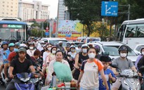 Trung tâm thành phố đông đúc người đi xem pháo hoa, xe cộ nhích từng chút