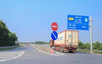 Cao tốc Cam Lộ - La Sơn cấm 'xe lớn': Một số xe container vẫn 'không biết'