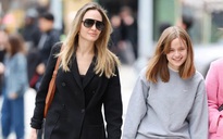 Sau tố cáo Brad Pitt bạo hành, Angelina Jolie tươi tắn xuống phố cùng con gái
