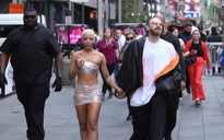 Đục túi nilon, quấn màng bọc nhựa làm váy, sao nhạc pop Doja Cat gây sốc