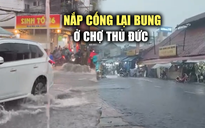 Cống lại bung nắp, nước chảy xối xả trong cơn mưa trắng trời