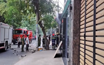 Cháy cơ sở làm quảng cáo ở Q.Tân Phú, cả xóm hỗ trợ dập lửa