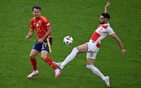 HLV Tây Ban Nha muốn học trò giữ chân trên mặt đất, HLV Croatia chê cầu thủ thiếu năng lượng