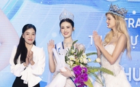 Hoa hậu Ý Nhi nhận sash từ Hoa hậu Thế giới để dự thi Miss World 2024