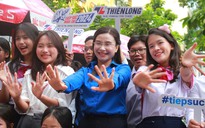Bí thư T.Ư Đoàn Nguyễn Phạm Duy Trang thăm tình nguyện viên Tiếp sức mùa thi