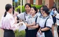 Thi lớp 10 ở TP.HCM: Giáo viên cầm biển cổ vũ, 'gác cổng' giúp đỡ học trò