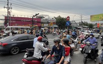Long An: Xe khách tông hàng loạt xe máy đang dừng đèn đỏ